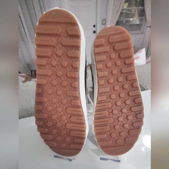 VANS Sk8- MTE 1 High Black And White Gum Size 7 Men 8.5 Women's Cool Weather - Picture 6 of 11